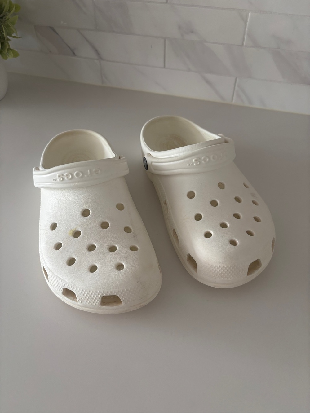 CROCS Classic White Clog Sandals Size Women’s 9 - Men’s 7
